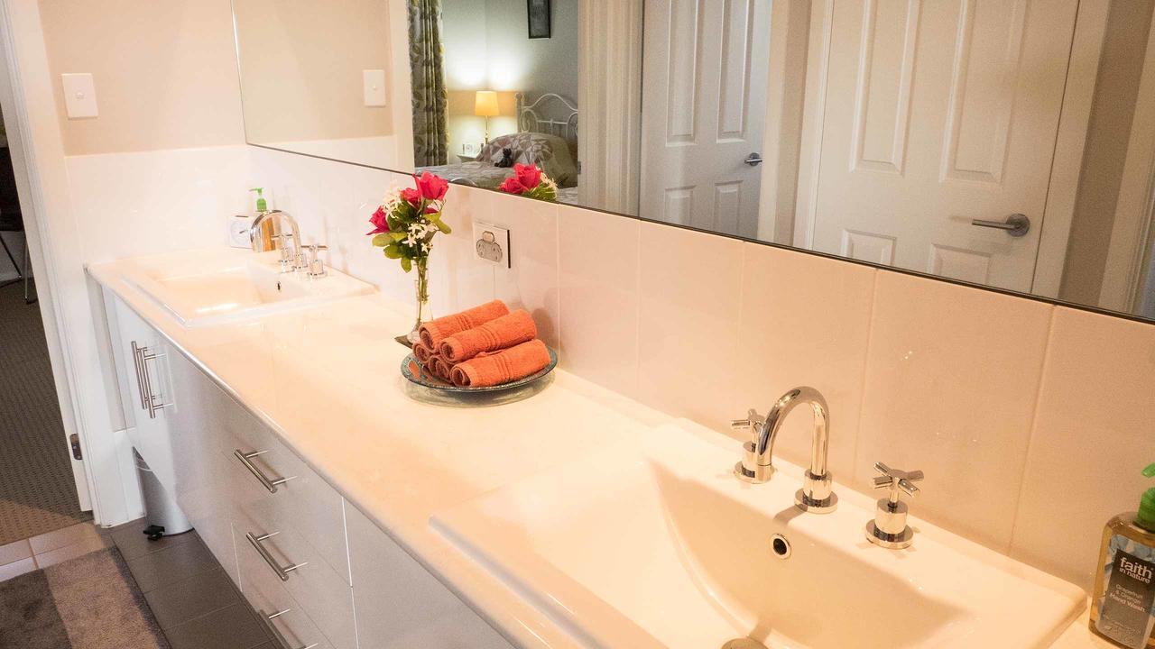 Rezare House Bed & Breakfast ウォラルー エクステリア 写真